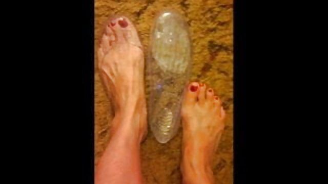 Jelly sandals foot play