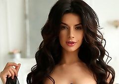 Scratch reccomend super sexy brunette model