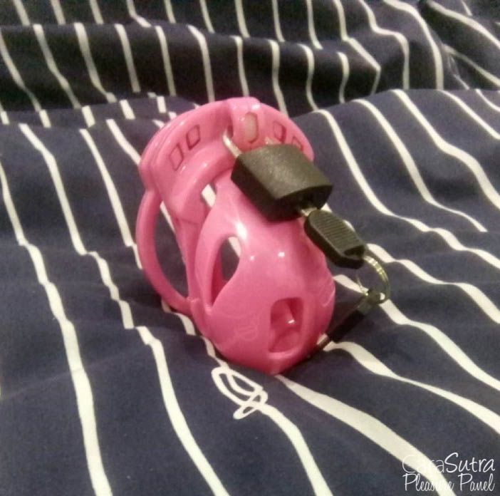 Locking tiny vice anti-pullout chastity device