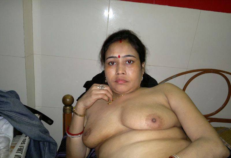 Indian aunty showing boobs