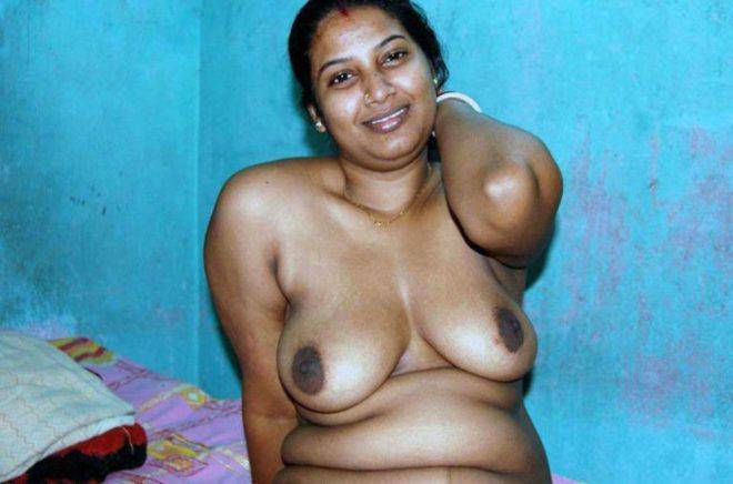 Indian aunty showing boobs